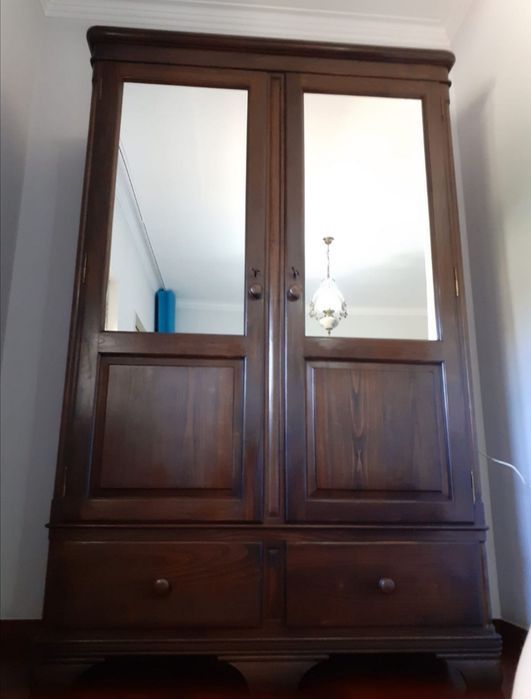 Mobília de quarto em castanho maciço