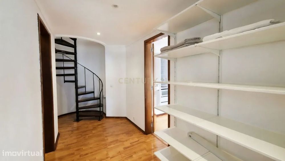 Apartamento T2 com Vista Mar em Sesimbra, Setúbal
