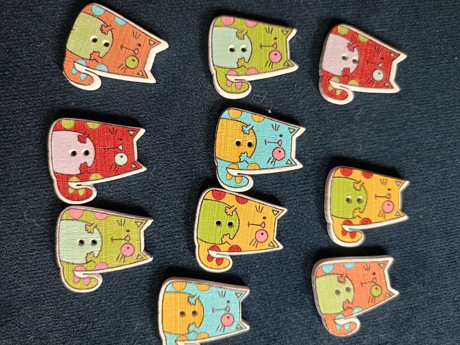 Guziki – koty drewniane, nowe