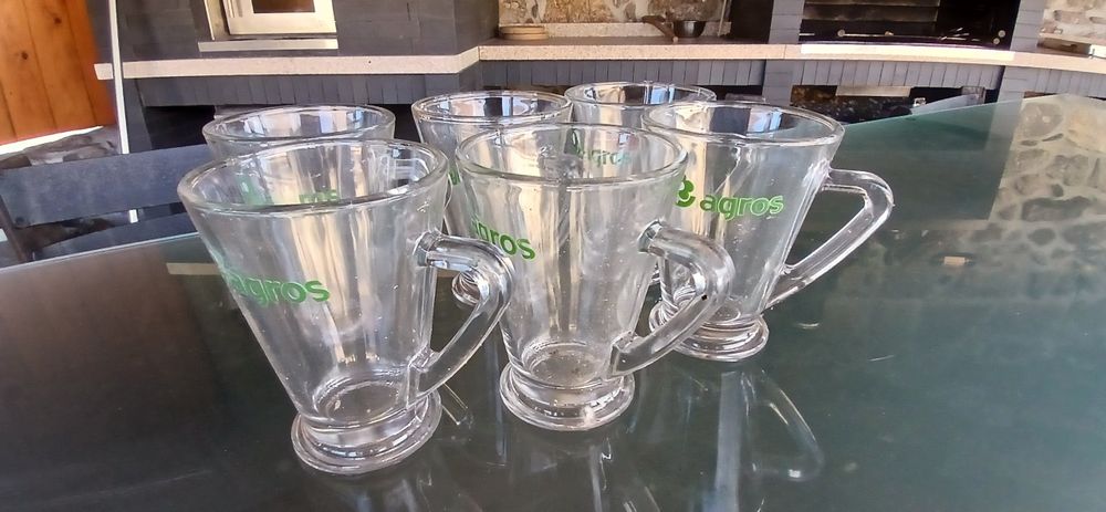 Copos e chavenas de leite