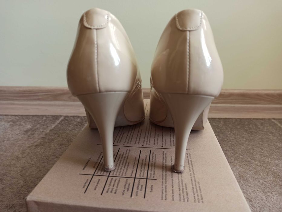 Buty na obcasie, r. 38, beżowe