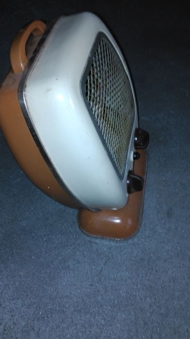 Aquecedor antiquíssimo a funcionar .