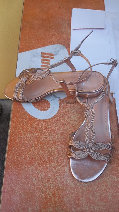 Vendo sandálias dourada