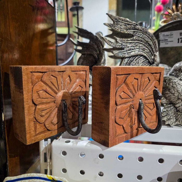 Par Cabides Parede Madeira Esculpida Gancho Ferro – Estilo Rústico