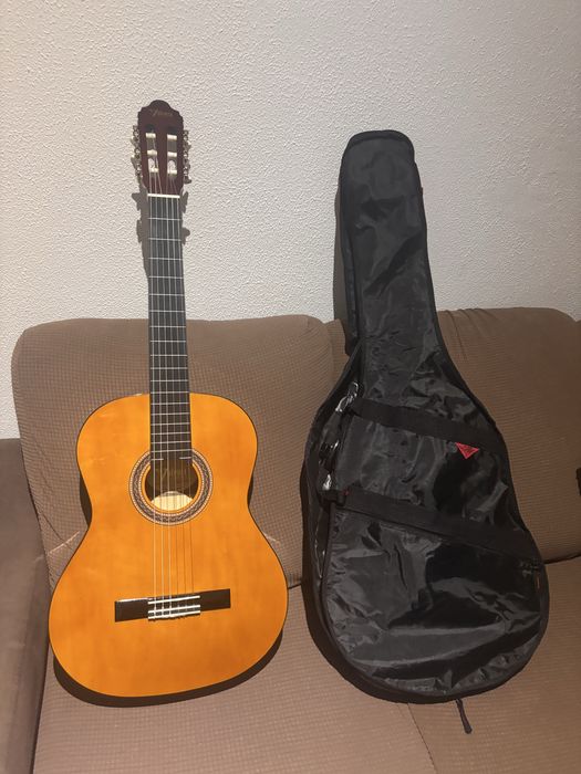 Vende-se Violao Valencia praticamente nao usado.