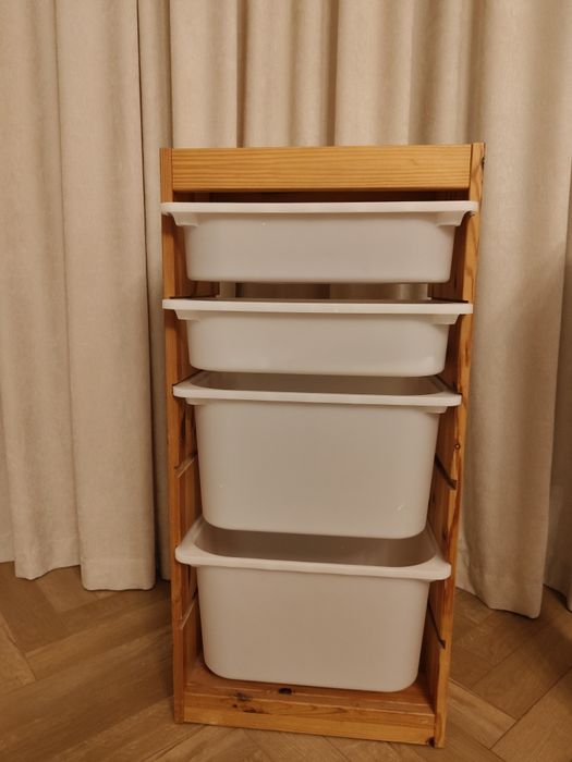 Regał IKEA TROFAST z pojemnikami