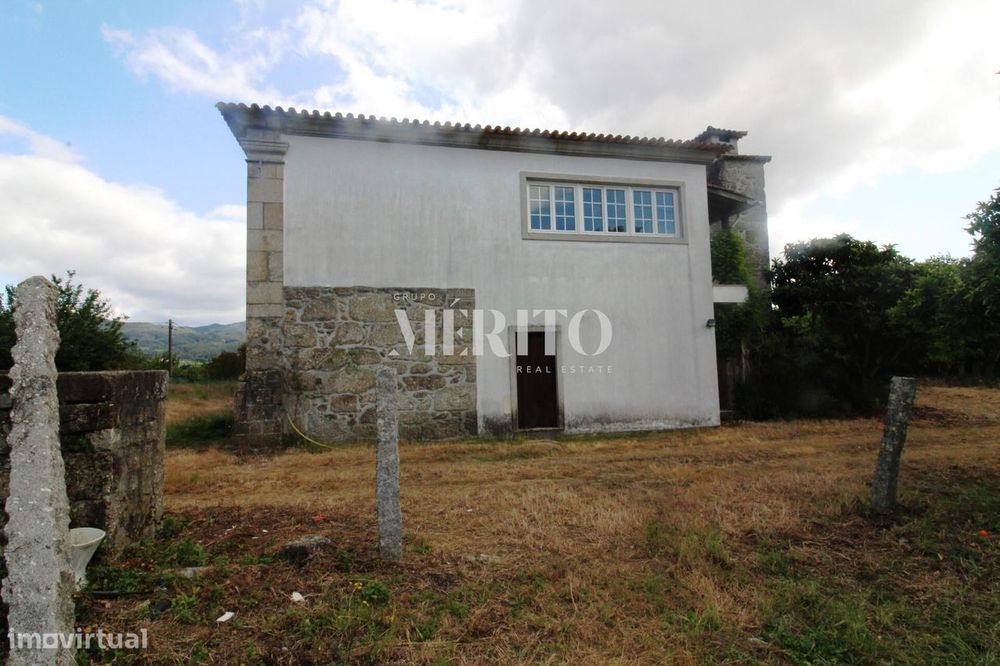Vende-se Quinta com Moradia em Pedra Restaurada.