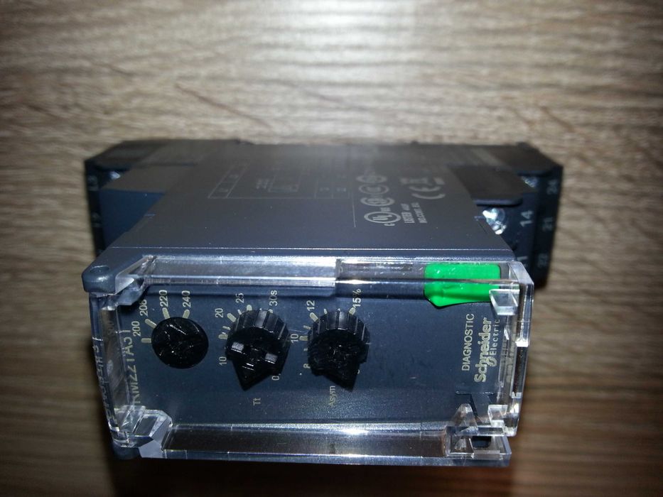 Przekaźnik kontroli zasilania Schneider RM22TA31 - nowy