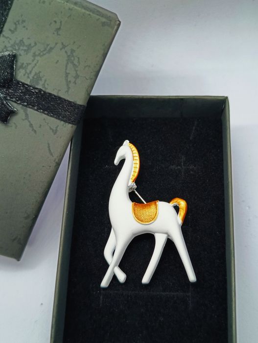 Broszka biały koń
