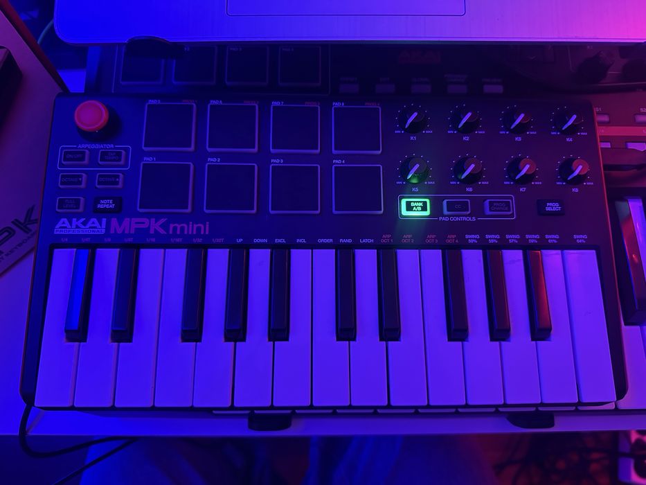 AKAI MPK mini (bom estado)