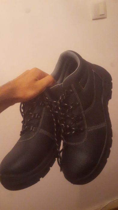 Botas de trabalho pretas usadas poucas vezes