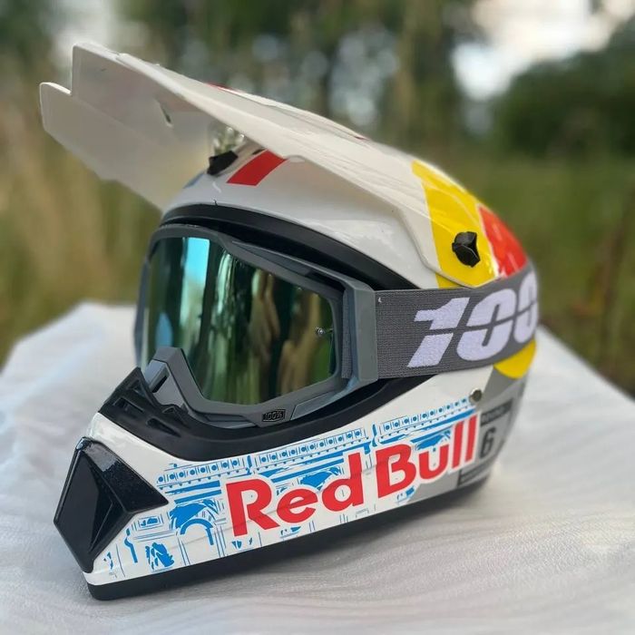 Шолом з окулярами