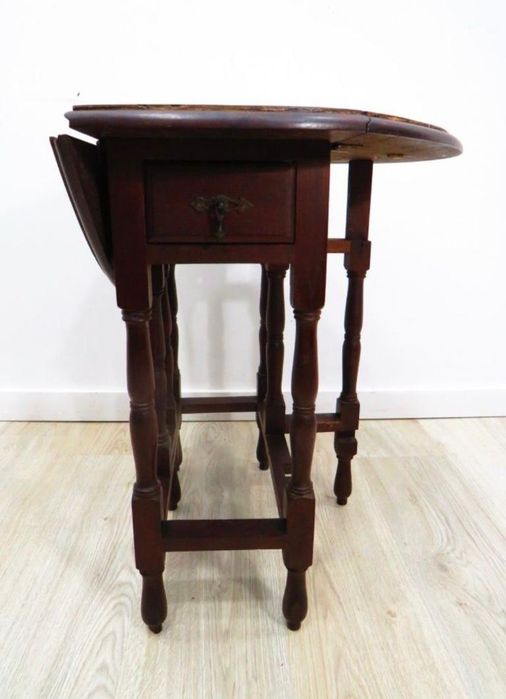 Mesinha baixa com abas.