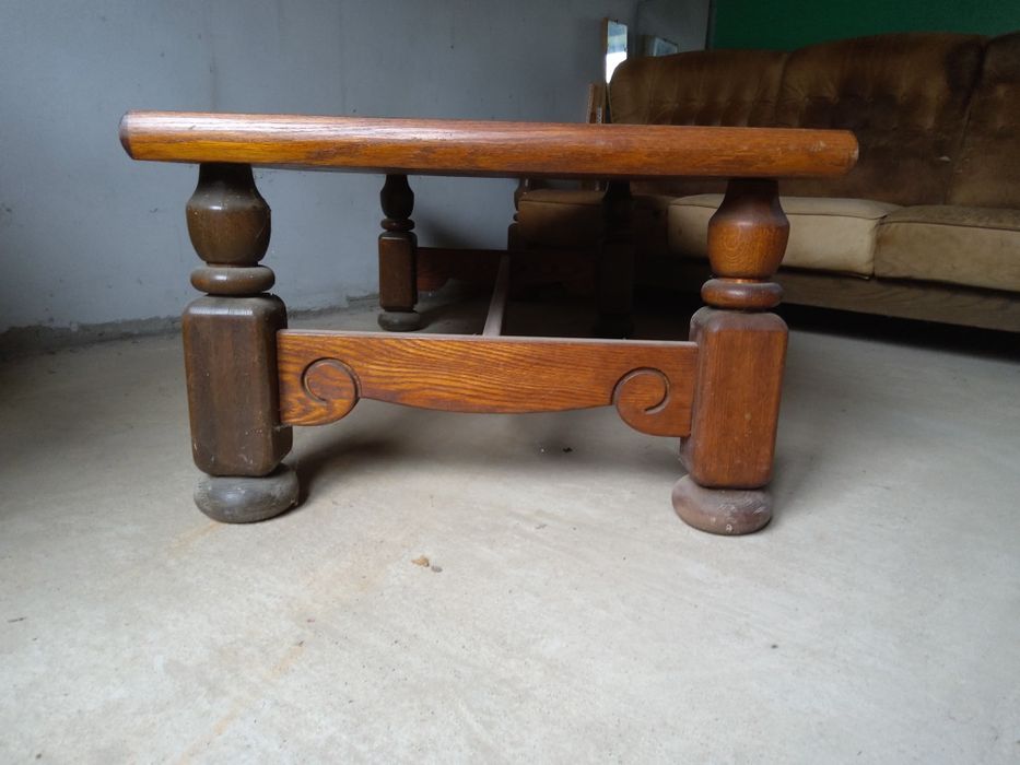 Шкіряний диван. Дубовий столик.