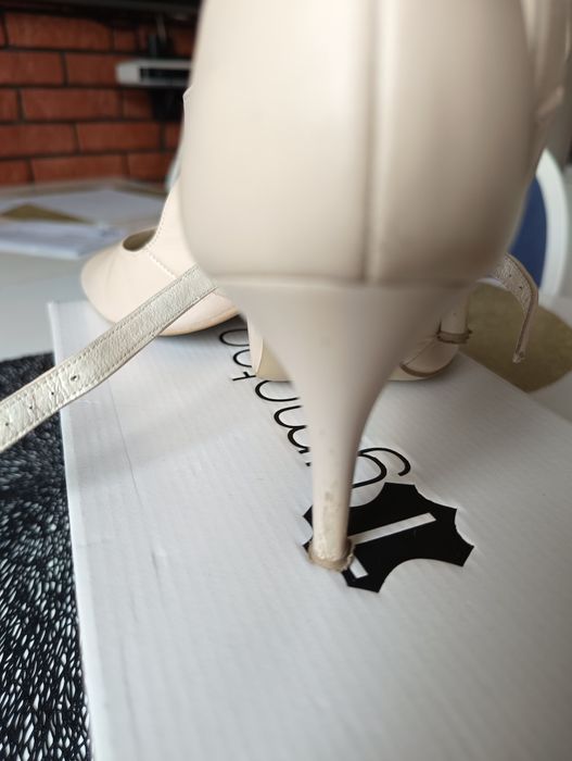 Szpilki , skóra nude