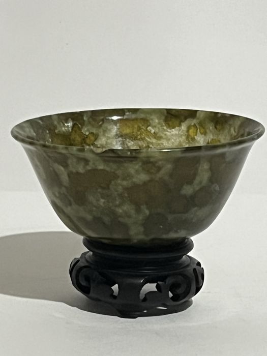 Tigela antiga em jade verde espinafre