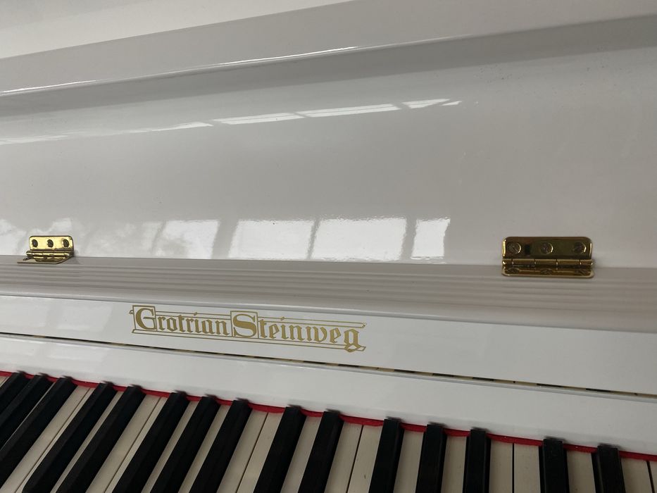 Piękne, białe pianino Grotrian Steinweg