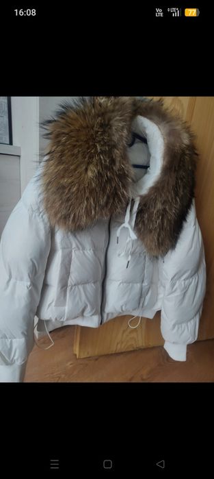 Biała piękna puchowa kurtka