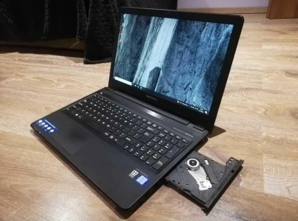 Laptop do gier i nie tylko i5 6200U 8GB RAM 128SSD GTX 950M