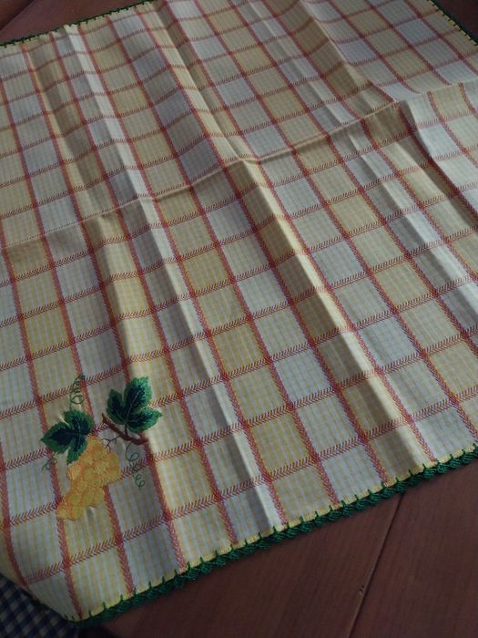 Toalhas bordadas e rematadas a crochet