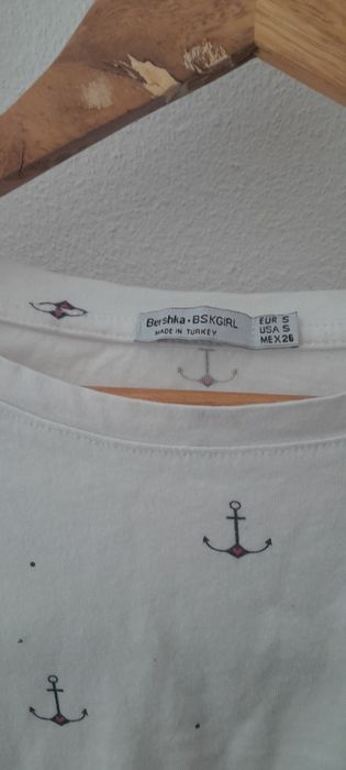 Tshirt Bershka motivos âncoras, com nó à frente