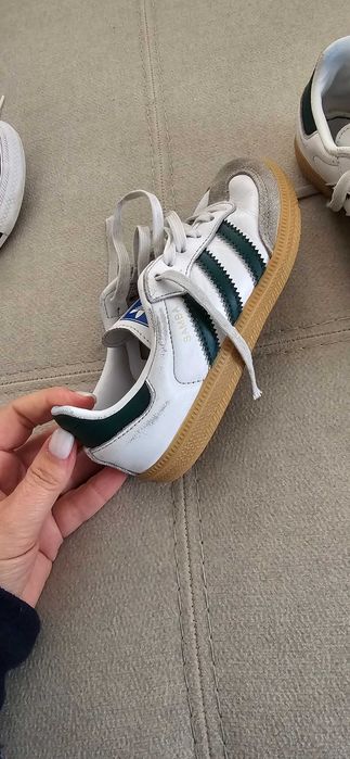 Sapatilhas de criança Adidas Samba com poucas marcas de uso.