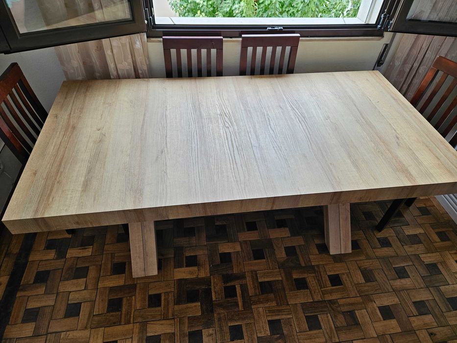 Mesa extensora, 18 lugares, para sala de jantar ou área externa. Mínimo 6 lugares, máximo 18.