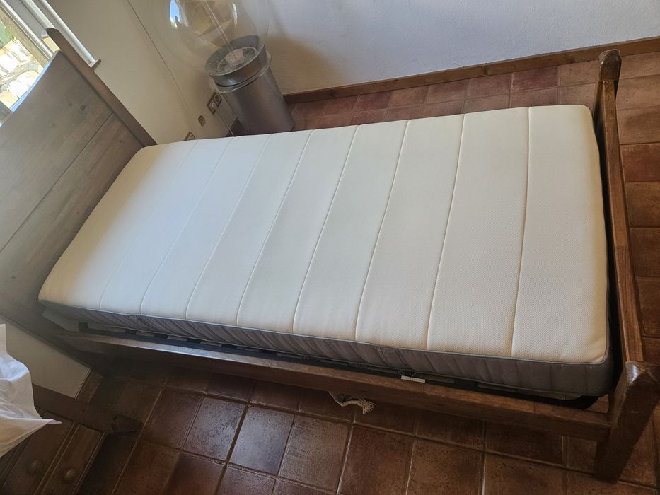 Cama e colchão semi novo