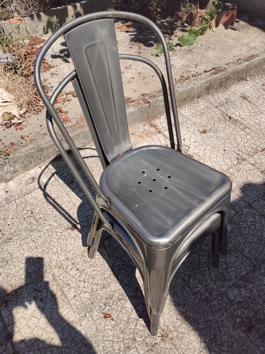 Cadeira de metal cinza/ prata