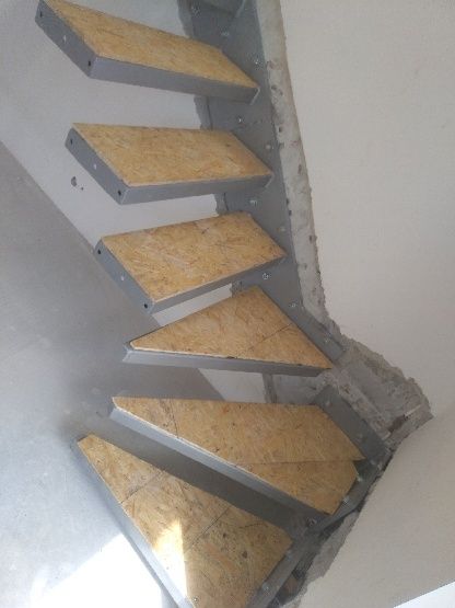 Schody półkowe wspornikowe wiszące - konstrukcja stalowa