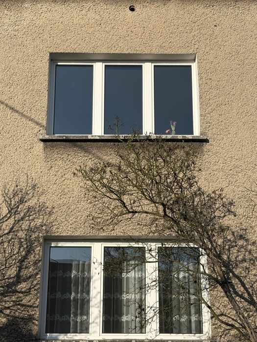 białe okna ścienne trzyskrzydłowe dwuszybowe na sprzedaż używane