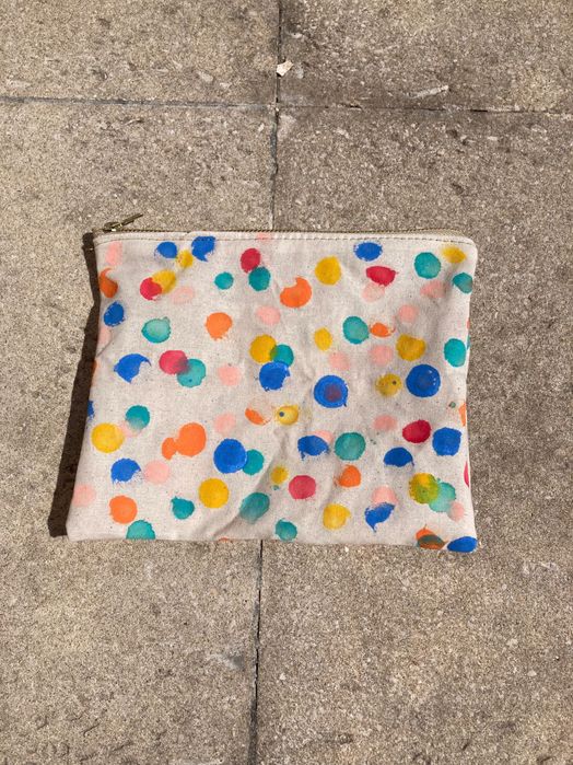 Bolsa de tecido com bolinhas coloridas feita à mão