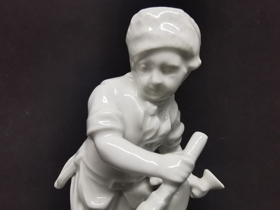 Figurka Porcelana KPM Berlin XIX w Mężczyzna z Toporem UNIKAT