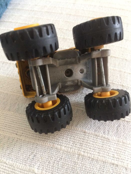 Carrinho monster truck