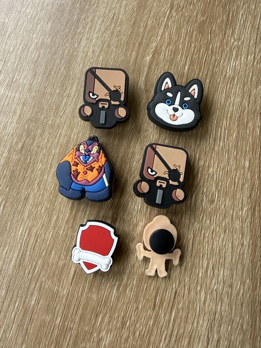 Przypinki crocs charms jibbitz