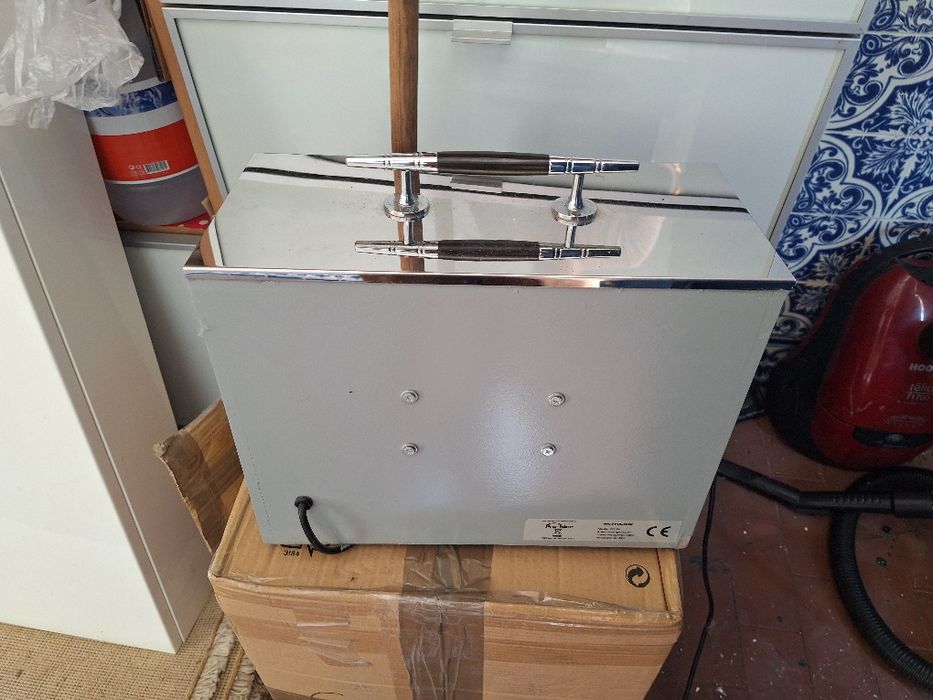 Máquina para engraxar e polir calçado