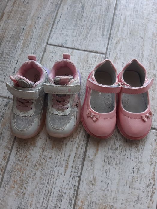 Кросівки для дівчинки і туфлі.