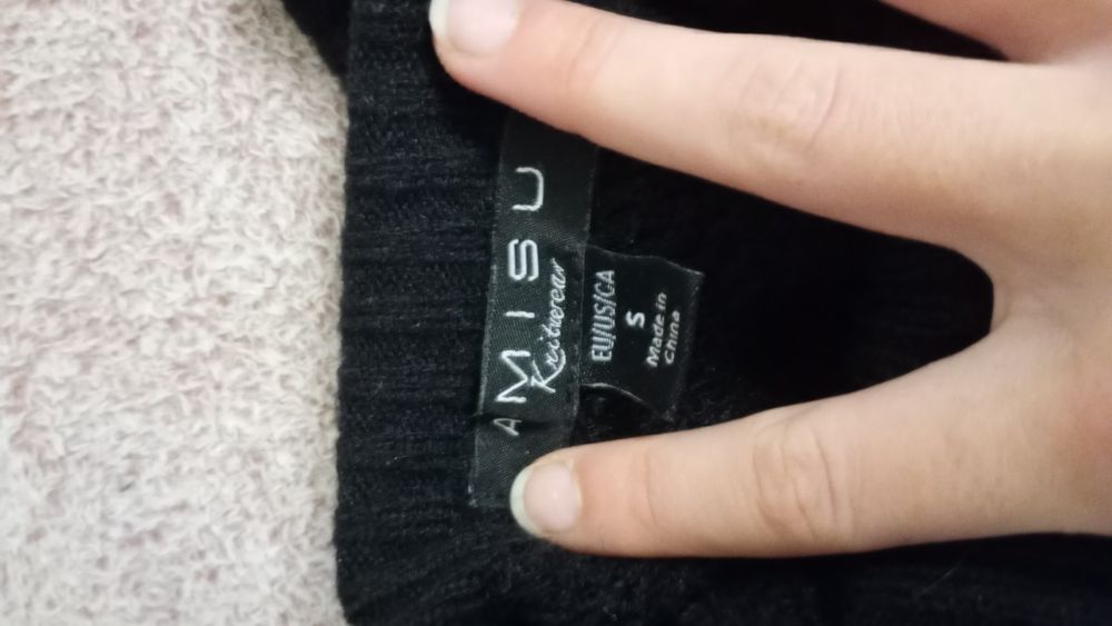 Czarny sweter damski
