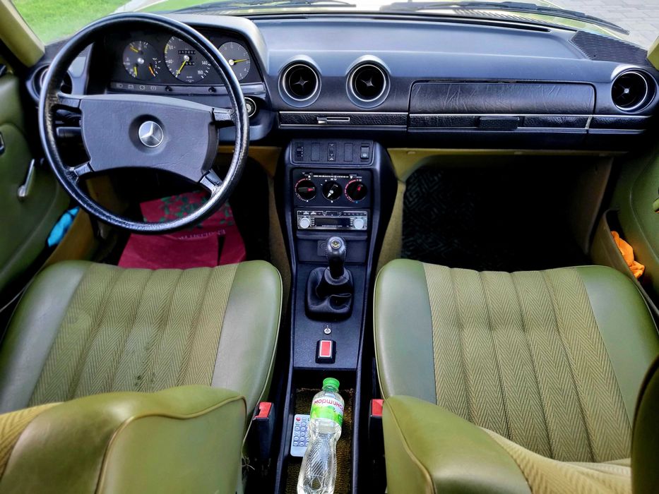 Mercedes-123  Classic  Old Car