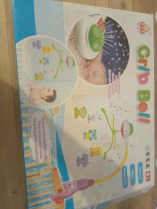 Karuzela z projektorem dla niemowlaka
