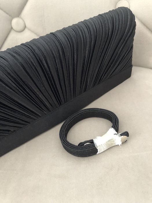 Elegancka czarna kopertówka