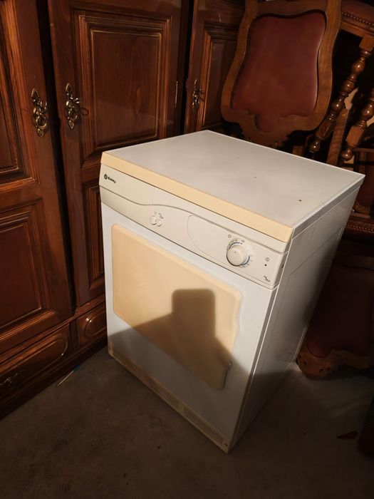 Máquina de Secar Roupa, poltronas e mesa de centro