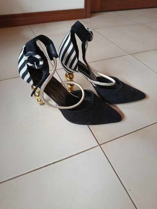 Sapato cerimónia com brilhantes com detalhes diferentes