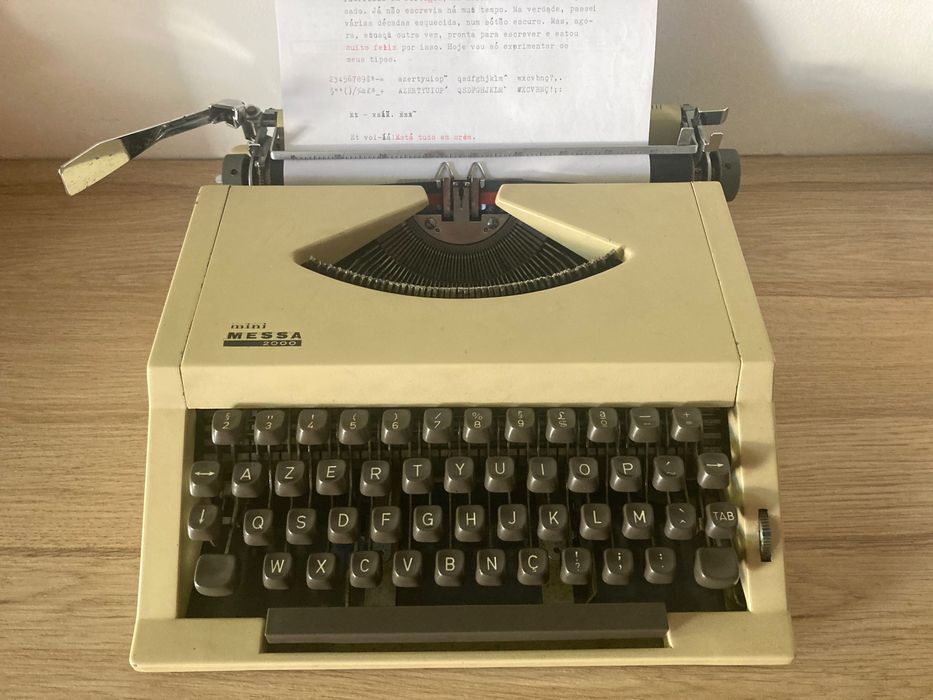Máquina de escrever  ***  Messa