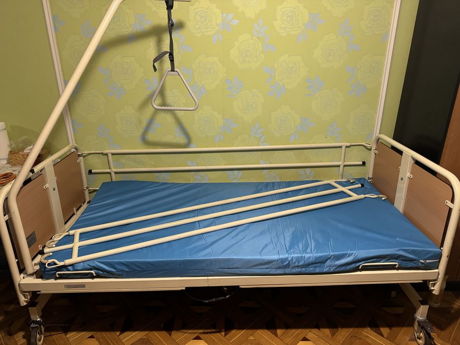 Продам медицинскую механическую 2-х секционную кровать (металическая)