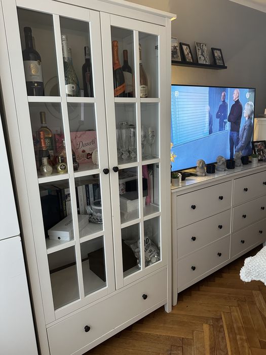 Biała witryna jysk