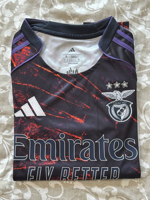 Camisolas de futebol de varios clubes