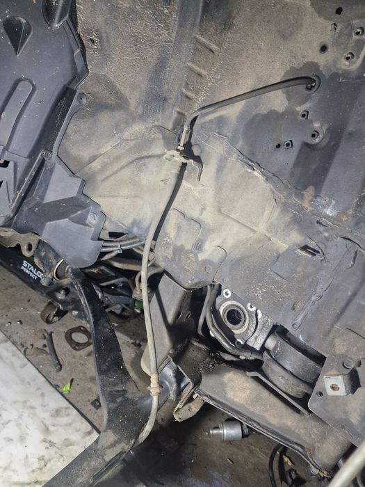 Mocowanie wzmocnienie  sanek przednich  infiniti fx35 fx45
