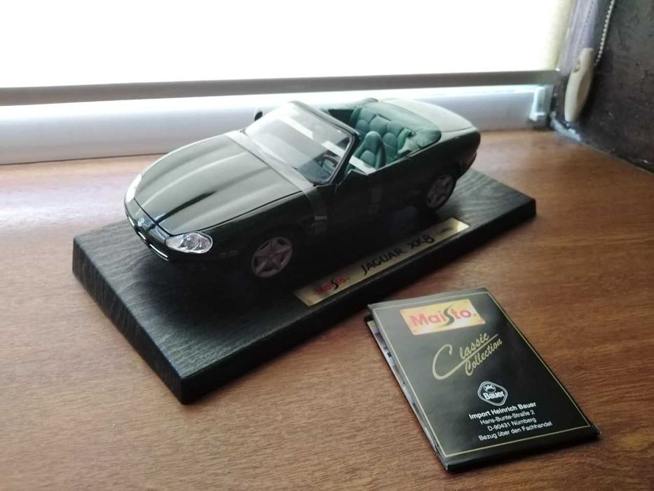 Модель автомобіля 1/18 MAISTO - JAGUAR - XK8 SPIDER 1996
