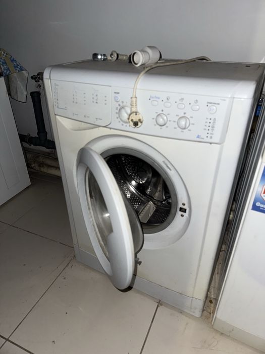 Пральна машинка Indesit на запчастини